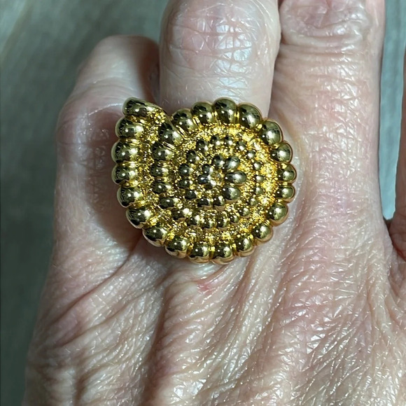 NWT Ann Taylor Gold Tone Seashell Ring Statement Cocktail Size 6 - Picture 4 of 9